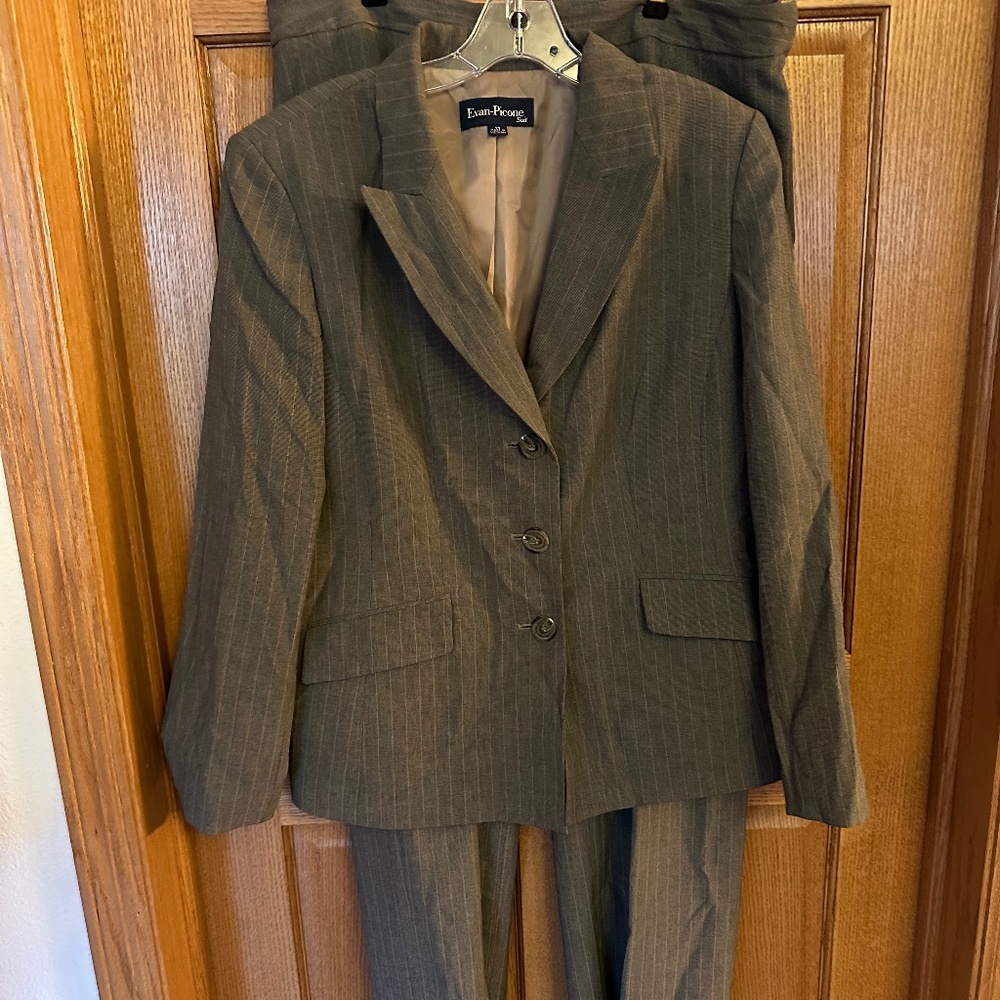 Evan-Picone Gray/Tan Lined Striped Business Suit-Jacket & Pants.  Size 14.